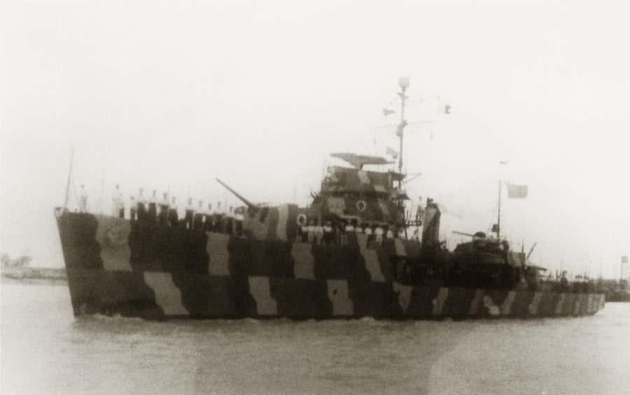 A rare example of early Chinese PLAN warship in camouflage - Frigate Jinan, ex-ROC Weihai, ex-IJN Escort No. 194 (a Type D (Tei) Escort), probably in the early 1950s. Credits: from a private Facebook Camouflage group<br>Furthermore Google found it on this Chinese site: <a href="http://baike.baidu.com/tashuo/browse/content?id=b3e54008a3ecd42773648f87" target="_blank">http://baike.baidu.com/tashuo/browse/content?id=b3e54008a3ecd42773648f87</a> , translation see <a href="http://translate.google.com/translate?hl=&sl=zh-CN&tl=de&u=https%3A%2F%2Fbaike.baidu.com%2Ftashuo%2Fbrowse%2Fcontent%3Fid%3Db3e54008a3ecd42773648f87&sandbox=1" target="_blank">http://translate.google.com/translate?hl=&sl=zh-CN&tl=de&u=https://baike.baidu.com/tashuo/browse/content?id=b3e54008a3ecd42773648f87&sandbox=1</a>