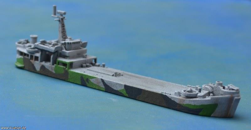 Vor dem endgültigen Umbau des Modells zeigt es hier die typische Brückengestaltung eines LST aus der Vietnam-Aera. Die Bemalung stammt aus dem 2.Wk von LST-776